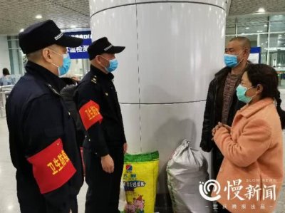 南充夫妻带女儿来渝就医遇困难 重庆渝中这群城管队员这样做