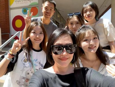 46岁小S到大学玩自拍,戴耳环和学生比美,优雅又知性