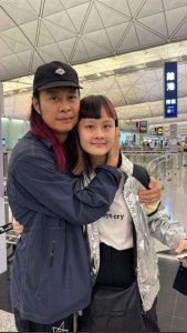 草蜢蔡一智送女儿出国留学,爱女紧搂爸爸痛哭,曾读全港最贵私校