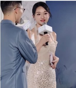 50岁周迅露面:灵动气质又回来了,但评论区一大片黑她的