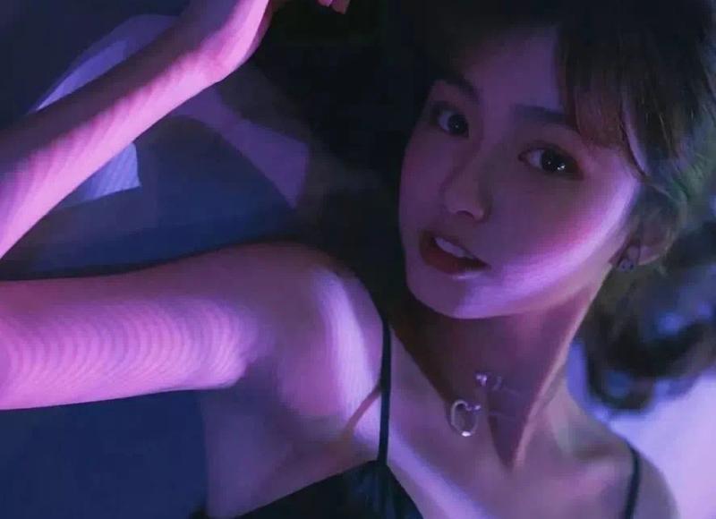 女子相亲失败,抱着男子的小腿不肯撒手:我就喜欢你这类型的男人 女子相亲失败,抱着男子的小腿不肯撒手:我就喜欢你这类型的男人