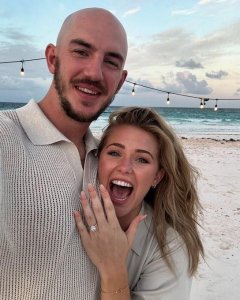 恭喜!雷霆新援卡鲁索社媒晒与模特女友订婚照片