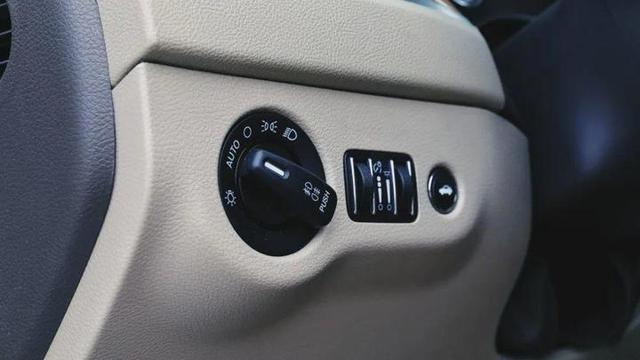 “伪豪车”！？——克莱斯勒300c评测-