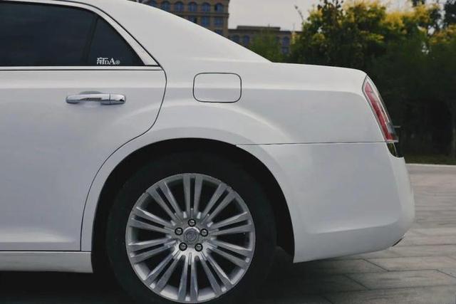 “伪豪车”！？——克莱斯勒300c评测-