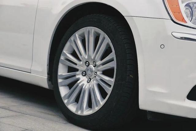 “伪豪车”！？——克莱斯勒300c评测-