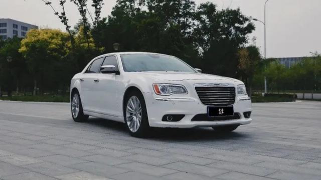 “伪豪车”！？——克莱斯勒300c评测-