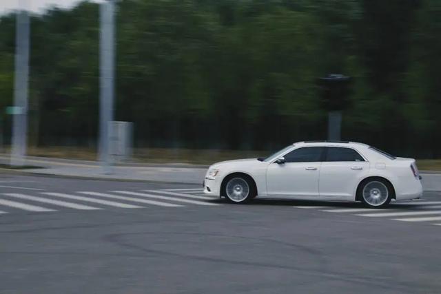 “伪豪车”！？——克莱斯勒300c评测-