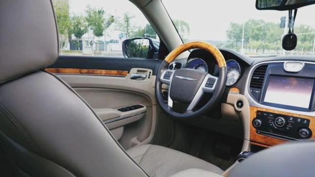 “伪豪车”！？——克莱斯勒300c评测-