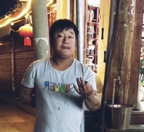 石榴哥走红,卖石榴一天赚一千,知道他的真实身份后网友打脸了