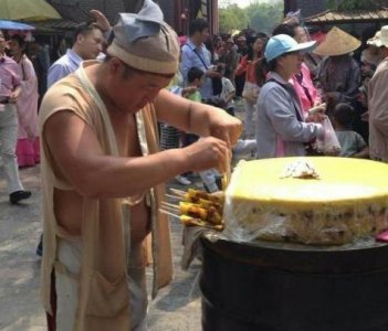 石榴哥走红,卖石榴一天赚一千,知道他的真实身份后网友打脸了