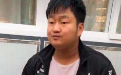 石榴哥走红,卖石榴一天赚一千,知道他的真实身份后网友打脸了