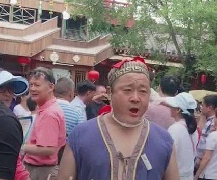 石榴哥走红,卖石榴一天赚一千,知道他的真实身份后网友打脸了