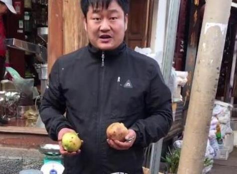 石榴哥走红,卖石榴一天赚一千,知道他的真实身份后网友打脸了