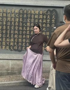 张纪中妻子挺孕肚祈福,该说不说,73岁张纪中真牛!