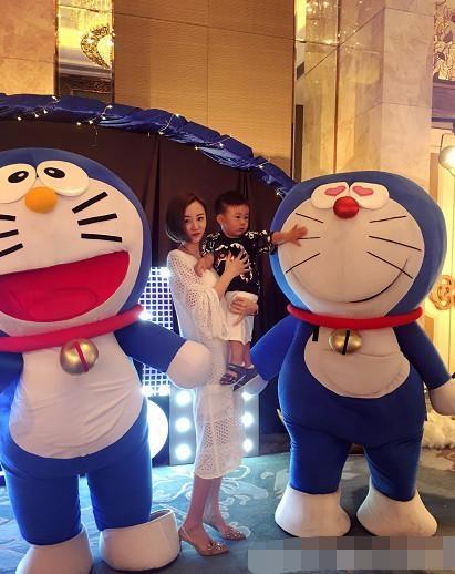 《乡村爱情》中她长的最直溜,街拍超洋气,你能猜出她是谁吗?