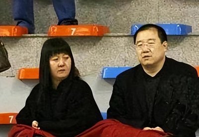 英达近照曝光,三婚妻子老态尽显,不让亲儿子参加爷爷葬礼!