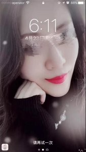 ​第一次约会，她把长腿搭在方向盘上…