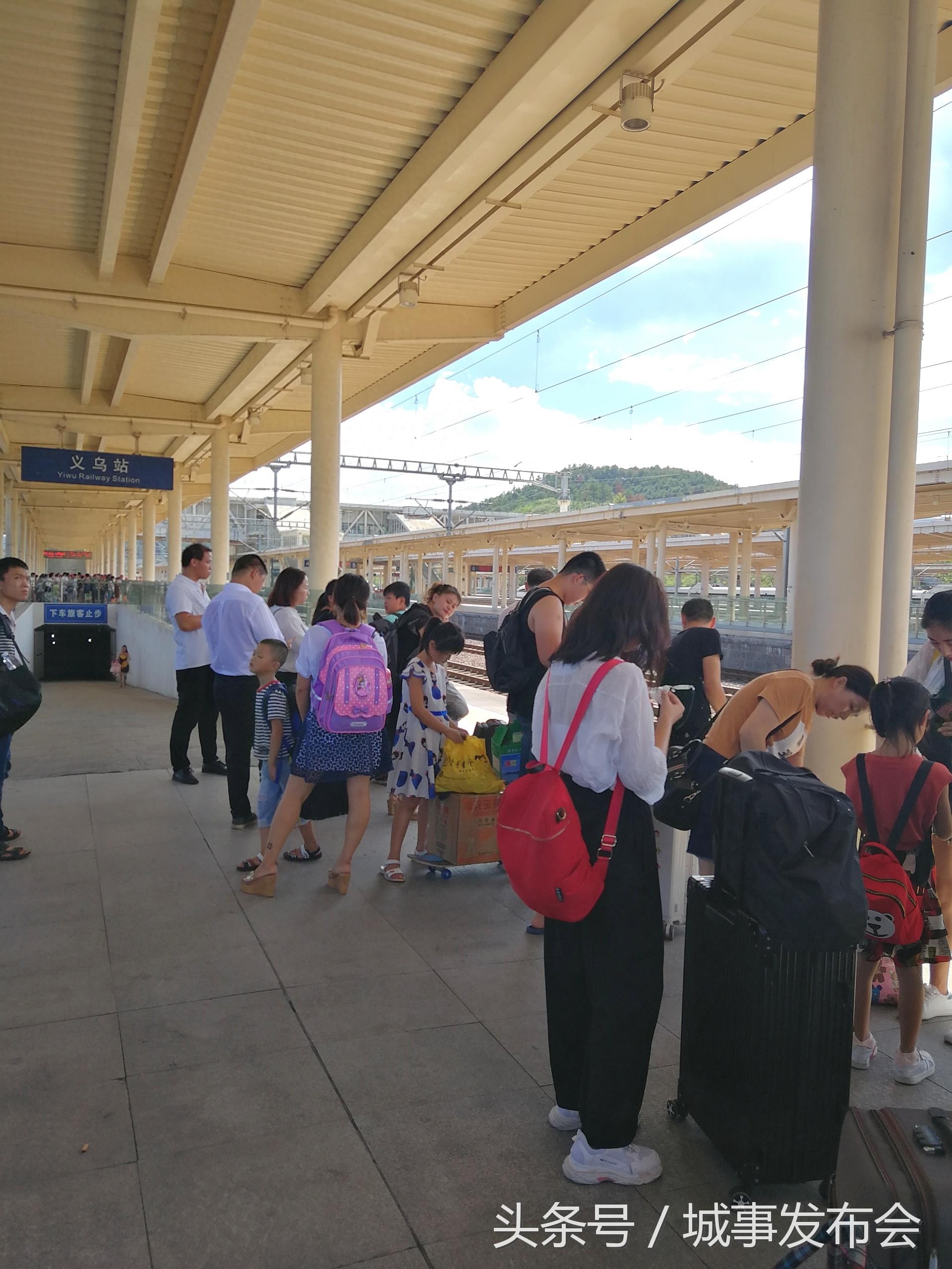 随拍义乌火车站,客流量很大,从这里乘车很方便,可以直接去横店