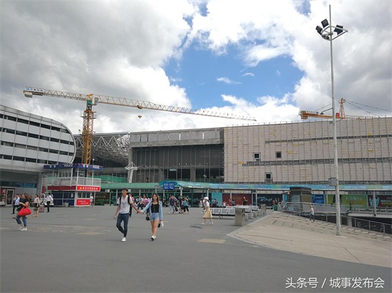 随拍义乌火车站,客流量很大,从这里乘车很方便,可以直接去横店