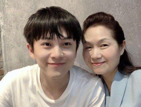 武艺与女友穿情侣装手挽手恋情曝光，原来沈月鞠婧祎邢菲是障眼法