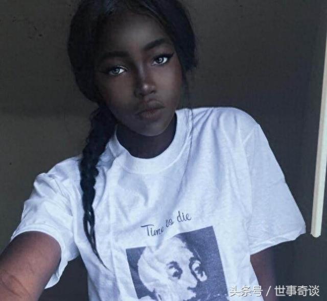 世界上最黑最美的黑人，出门从来不化妆，全身到下只有牙齿是白的