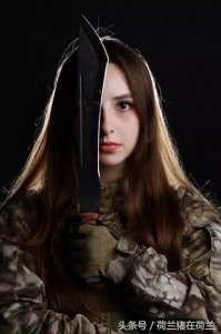 ​红遍俄罗斯社交网络的军迷妹子，最大的爱好是打枪！