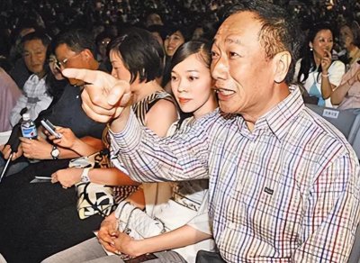 舞蹈老师曾馨莹:一婚嫁58岁首富,6年生3胎稳坐阔太位,凭什么?