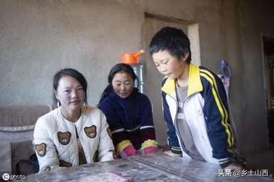 ​“冰花男孩”照片刷爆了朋友圈，网友捐助50万，离家母亲回到身边