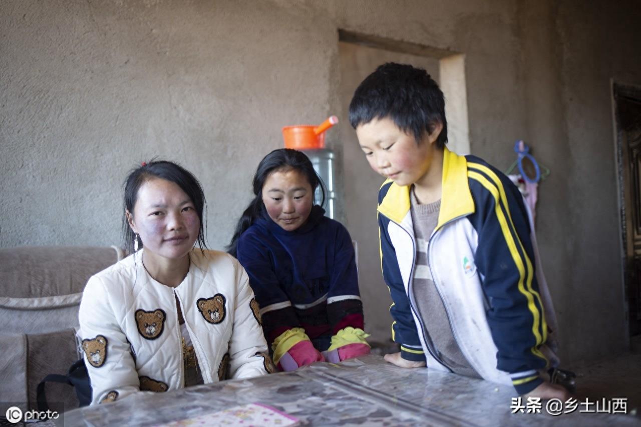 “冰花男孩”照片刷爆了朋友圈,网友捐助50万,离家母亲回到身边