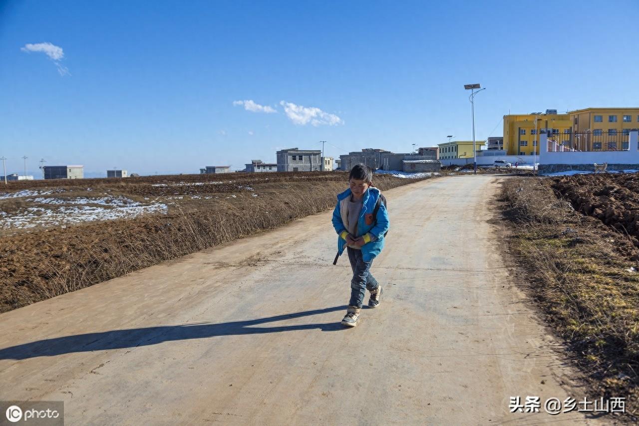 “冰花男孩”照片刷爆了朋友圈,网友捐助50万,离家母亲回到身边