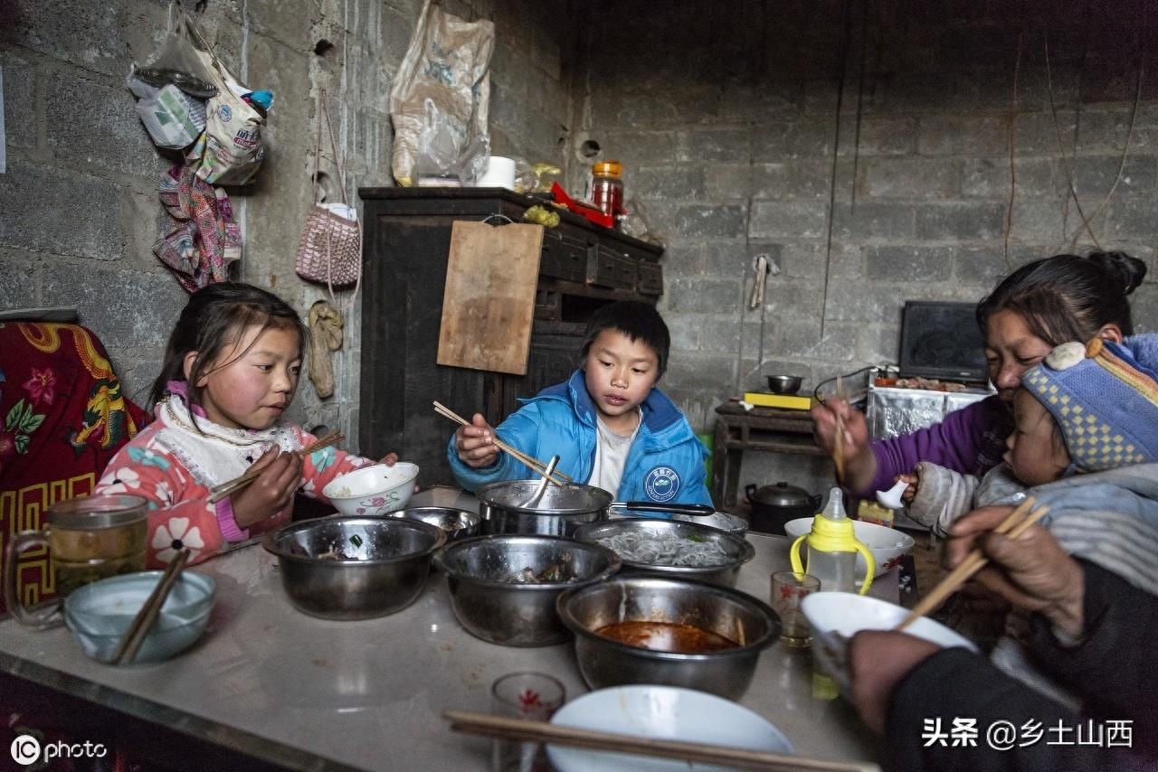 “冰花男孩”照片刷爆了朋友圈,网友捐助50万,离家母亲回到身边