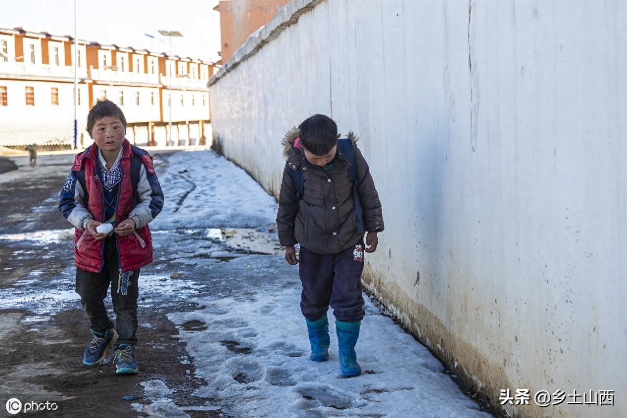 “冰花男孩”照片刷爆了朋友圈,网友捐助50万,离家母亲回到身边