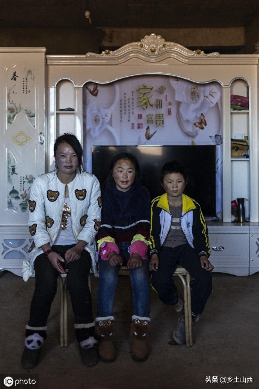 “冰花男孩”照片刷爆了朋友圈,网友捐助50万,离家母亲回到身边