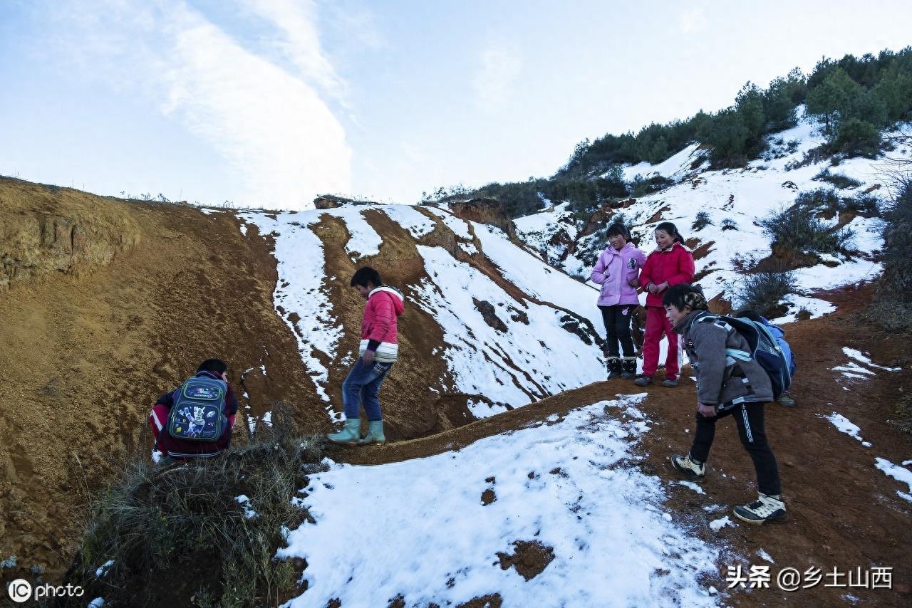 “冰花男孩”照片刷爆了朋友圈,网友捐助50万,离家母亲回到身边