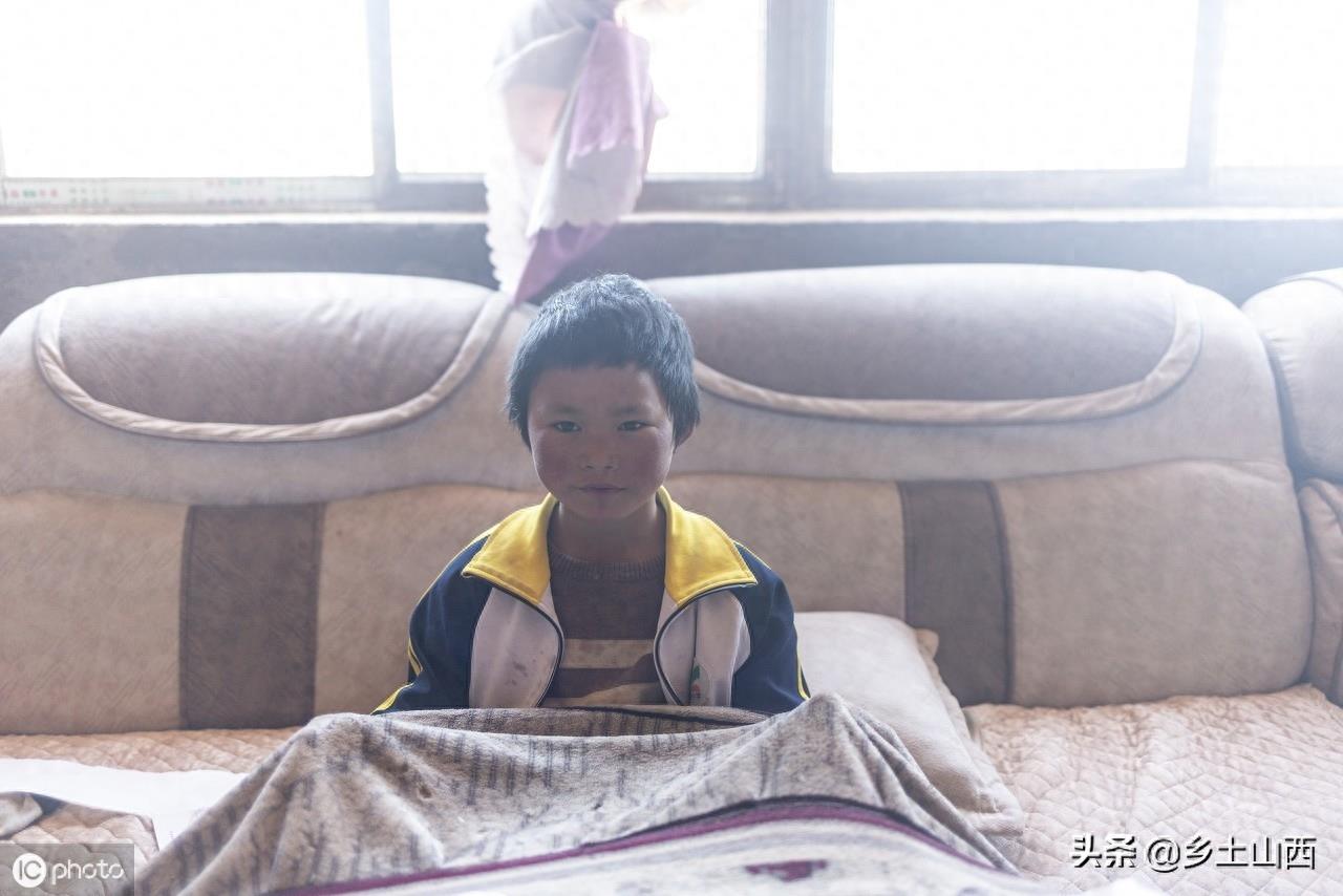 “冰花男孩”照片刷爆了朋友圈,网友捐助50万,离家母亲回到身边