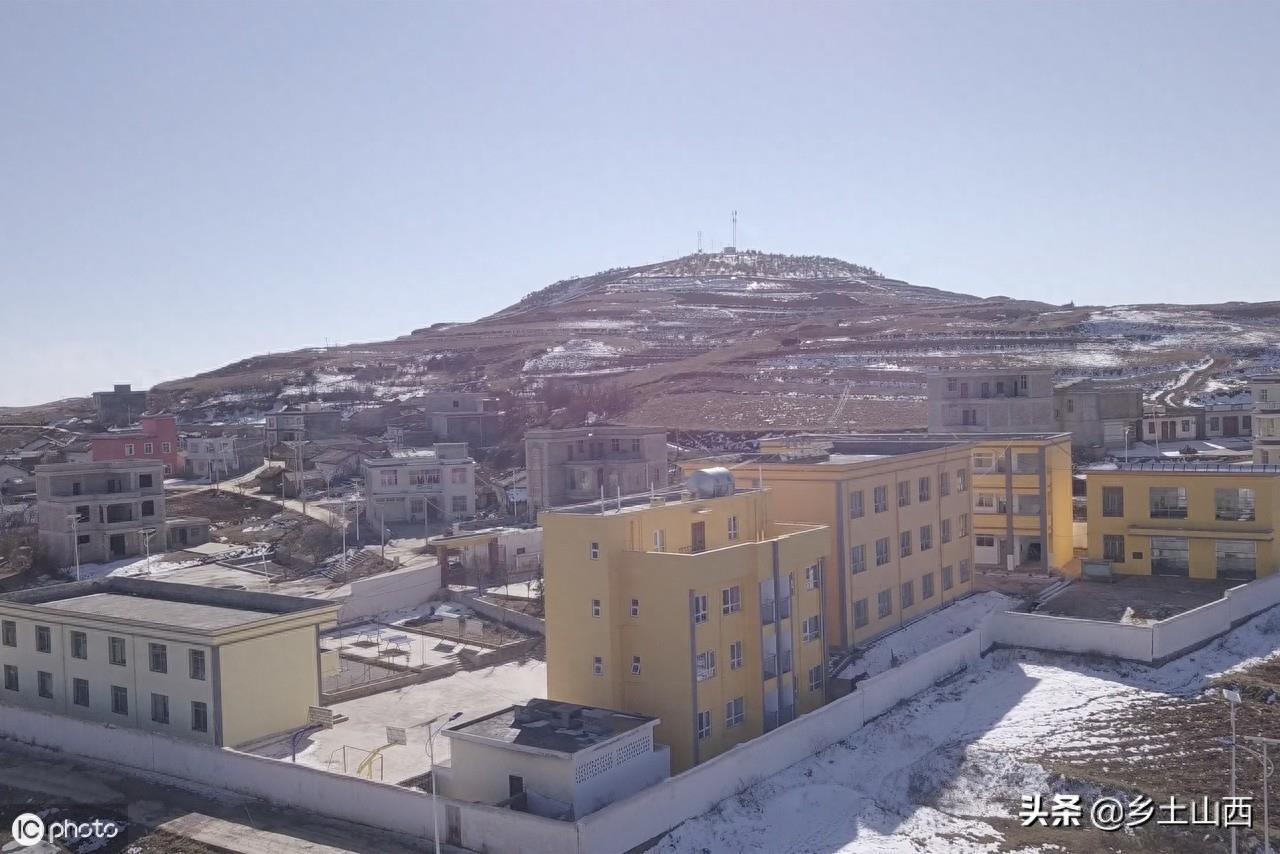 “冰花男孩”照片刷爆了朋友圈,网友捐助50万,离家母亲回到身边