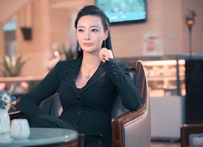 她是“中国乳神”,被称为“叶子楣接班人”,成名之路坎坷