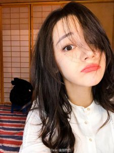 迪丽热巴微博晒相片,自称世界第一小可爱