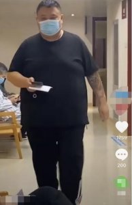 ​身体出问题？孙越独自到医院做手术，左臂大面积纹身很社会