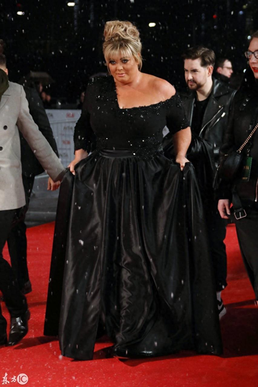 伦敦颁奖典礼女明星徐娘半老风韵犹存,网友:外国女子真大胆开放