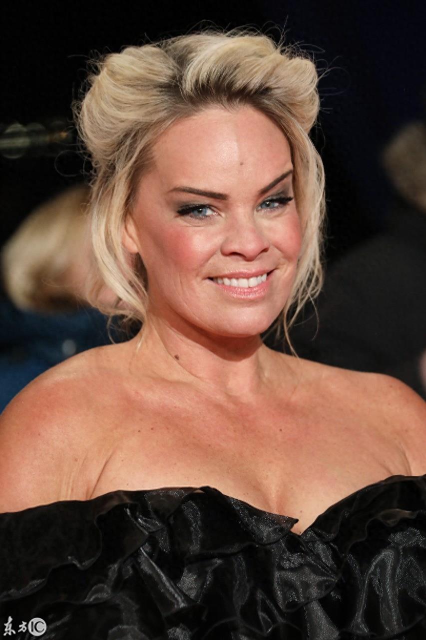 伦敦颁奖典礼女明星徐娘半老风韵犹存,网友:外国女子真大胆开放