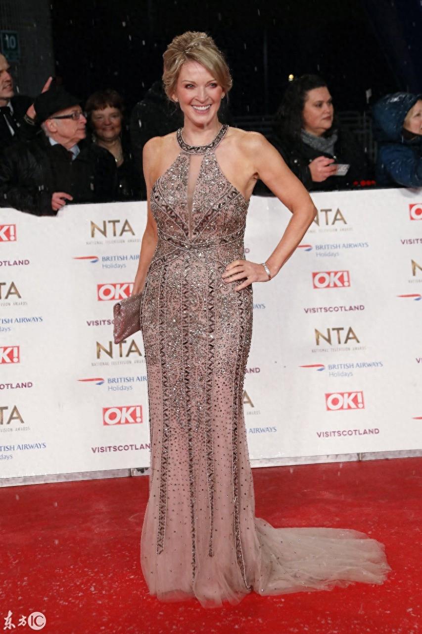 伦敦颁奖典礼女明星徐娘半老风韵犹存,网友:外国女子真大胆开放