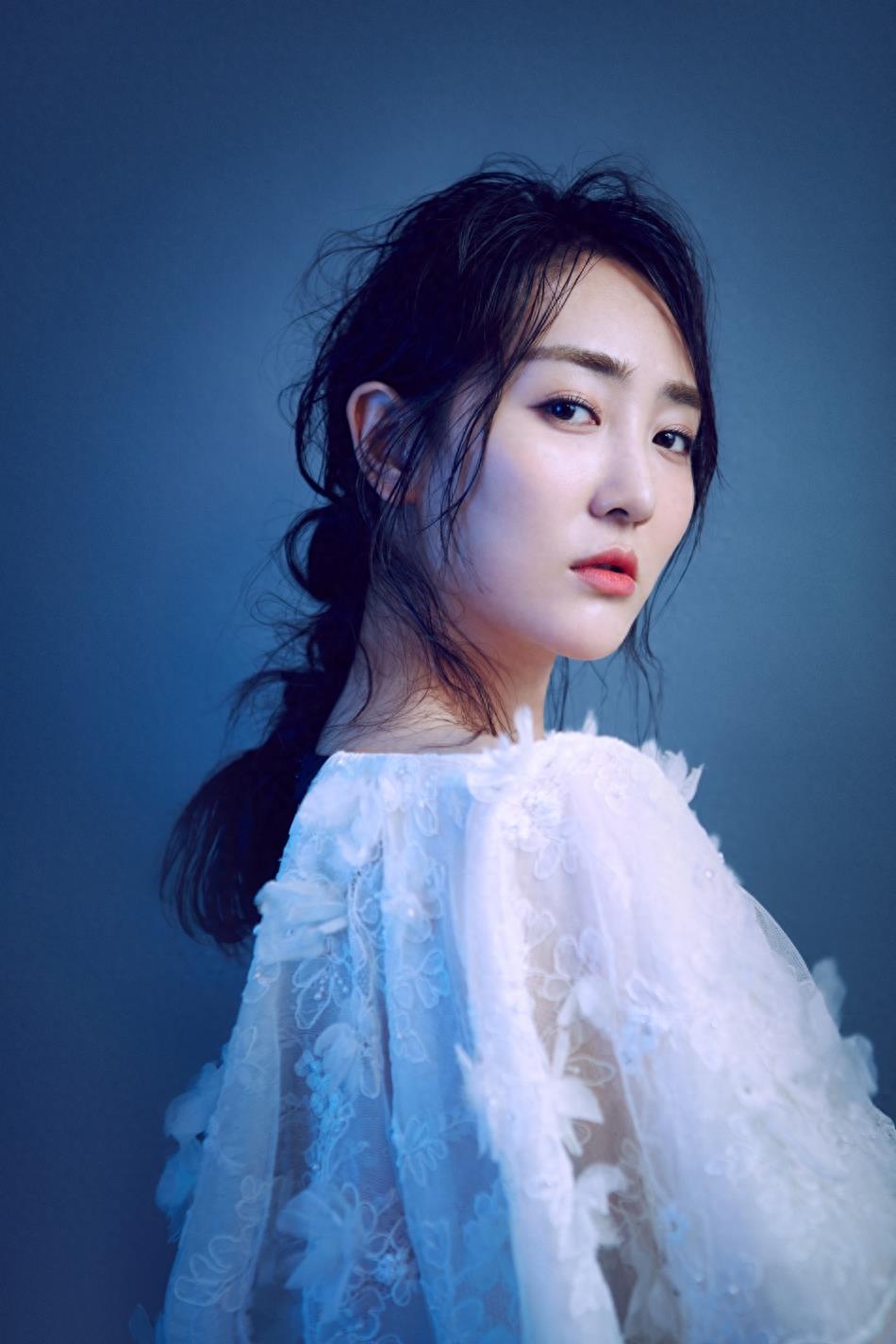 高姝瑶最新大片秀身材 优雅气质女神范儿