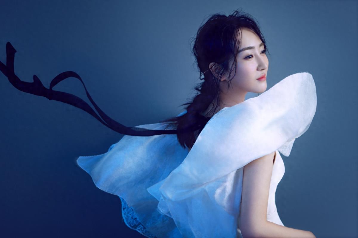 高姝瑶最新大片秀身材 优雅气质女神范儿