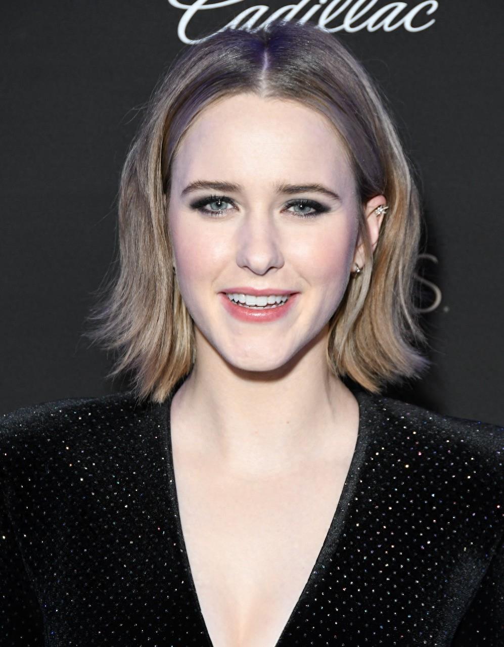 《纸牌屋》女演员Rachel Brosnahan深V出席92届奥斯卡金像奖