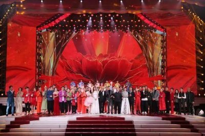 《2020星光嘉年华》杨洪基、玖月奇迹、黄国伦、寇乃馨精彩献唱