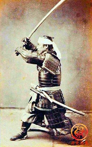 日本武士老照片：身材矮小却面露杀气，图九女武士长相漂亮很罕见
