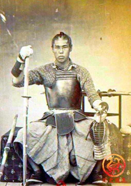 日本武士老照片：身材矮小却面露杀气，图九女武士长相漂亮很罕见