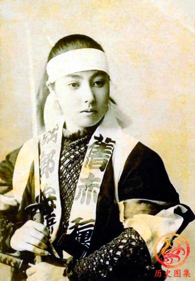 日本武士老照片：身材矮小却面露杀气，图九女武士长相漂亮很罕见
