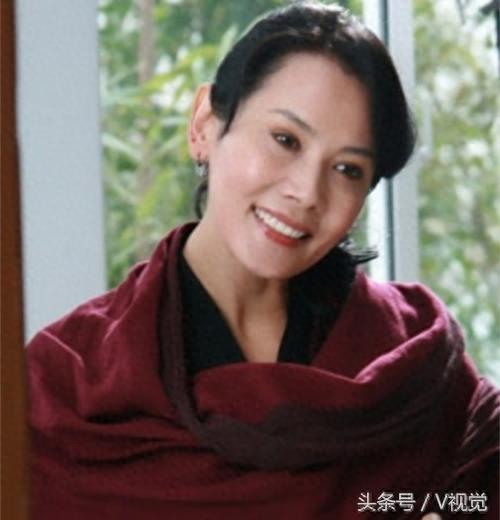 苗圃,薛薇,石安妮等主演《罗龙镇女人》
